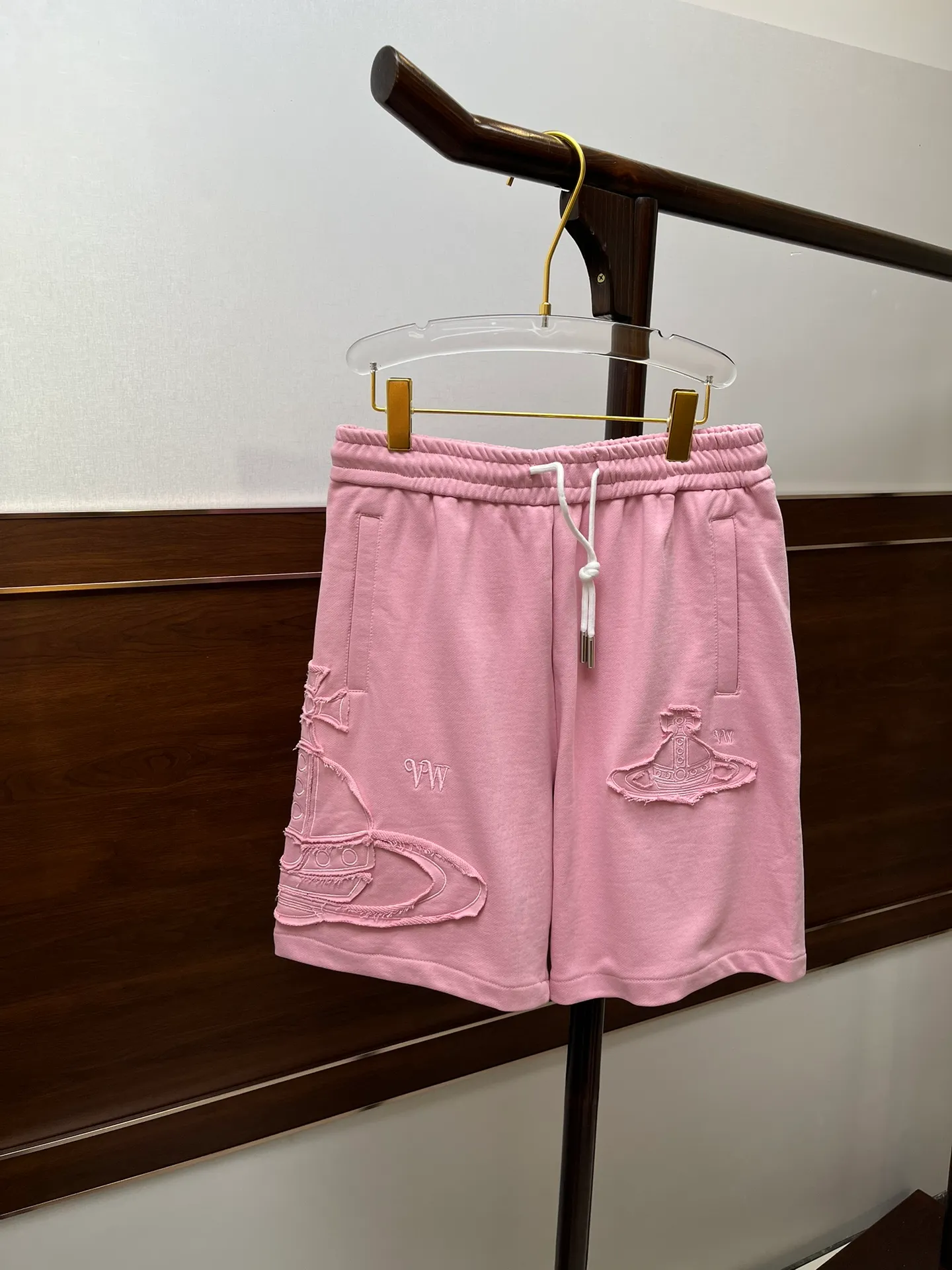 The Queen Mother's three-standard complete 2026 summer New Arrival men's casual shorts, advanced custom-made fabric Breathable fabric, Breathable elasticity and comfort, impeccable details, top-grade accessories, original logo design concept, delicate and soft feel! The upper body fit is awesome! Size: M-XXXL Please state your height and weight when ordering